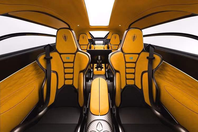 Được biết, các ghế ngồi trên Gemera là do Koenigsegg phát minh nhưng hoàn thiện bởi Sasha Selipanov, nhà thiết kế danh tiếng đã dùng mút hoạt tính thông minh để chế tạo ghế. Đó là loại mút được NASA tiên phong sử dụng để tăng độ tiện nghi cũng như cải thiện khả năng an toàn.