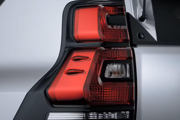 Cụ thể, ở phần ngoại thất Toyota Land Cruiser 2021 được trang bị mâm hợp kim lớn hơn đời cũ với kích thước 19 inch, bổ sung thêm giá nóc, gương chiếu hậu có thêm đèn chào mừng và tính năng tự điều chỉnh khi lùi.