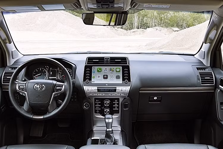 Là phiên bản nâng cấp giữa vòng đời, thiết kế nội/ngoại thất của Toyota Land Cruiser 2021 không có nhiều khác biệt so với đời cũ nhưng để xứng với mức tăng giá gần 170 triệu đồng, xe sở hữu nhiều trang bị mới hiện đại và hấp dẫn.