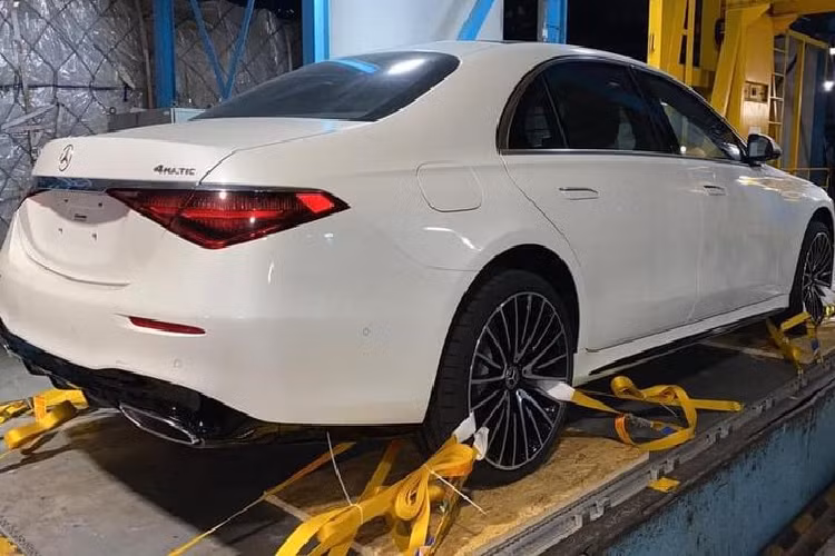 Theo giới thạo tin, giá xe Mercedes-Benz S 500 2021 đầu tiên về nước lên đến gần 10 tỷ đồng vì xe có khá nhiều tùy chọn ngoài tiêu chuẩn. Mức giá này cao hơn khoảng 2 tỷ đồng so với S-Class 2021 chính hãng sẽ về Việt Nam vào khoảng cuối năm nay. Nhiều nguồn tin cho biết S-Class thế hệ mới tại Việt Nam sẽ được nhập khẩu nguyên chiếc thay vì lắp ráp trong nước như các thế hệ cũ.