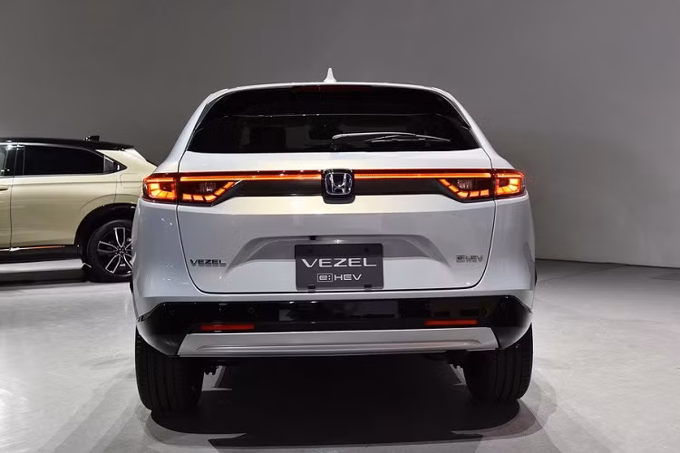 Đằng sau, Honda HR-V 2021 được trang bị nối liền với nhau theo phong cách của đàn anh CR-V. Tuy nhiên, mẫu SUV cỡ B này không có đèn ôm lấy kính cửa sau như Honda CR-V. Tiếp đến là khu vực lắp biển số đã được đẩy dịch xuống dưới, gần với cản sau hơn, và cảm biến đá chân mở cốp mới.