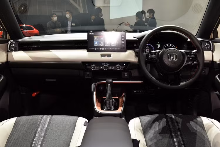 Khác với thế hệ cũ, Honda HR-V 2021 không còn đi kèm cụm điều khiển trung tâm được thiết kế cao và như một cây cầu nữa. Thay vào đó là cụm điều khiển trung tâm có thiết kế bình thường hơn, đi kèm viền mạ crôm kéo dài đến khu vực để chân của người lái. Dự kiến, Honda HR-V thế hệ mới sẽ được trang bị hệ thống thông tin giải trí Honda Connect với màn hình có kích thước 8 inch hoặc 9 inch.