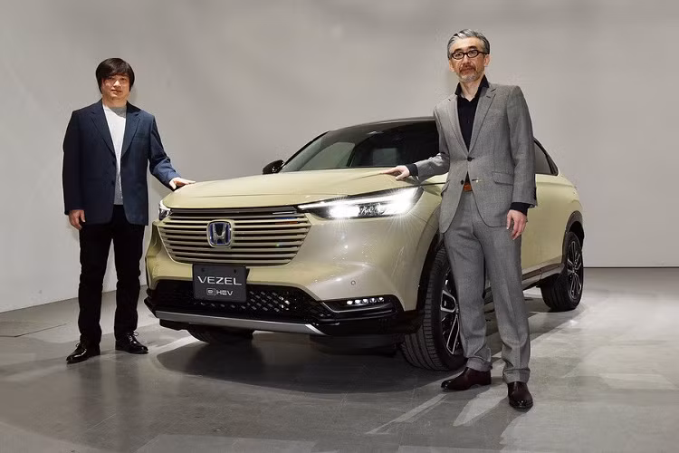 Vòng sang bên sườn, chúng ta sẽ thấy thiết kế nóc dốc dần về phía sau theo phong cách xe coupe. Thiết kế này mang đến vẻ cao cấp hơn cho Honda HR-V 2021 mà không ảnh hưởng đến sự rộng rãi của hàng ghế sau.