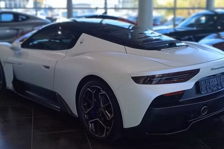 Sau chiếc siêu xe Maserati MC20 đầu tiên về Việt Nam được một công ty nhập khẩu tư nhân ở huyện Bình Chánh, TP HCM tiết lộ vài ngày trước, đến nay, 1 người chuyên mang các siêu xe hot về dải đất hình chữ S tiếp lộ sắp khui công 1 chiếc xe Maserati MC20 khác.