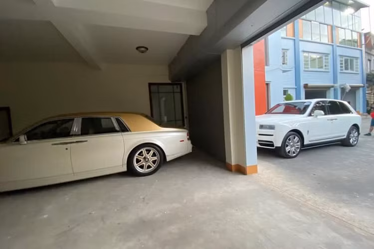 Được biết, chủ nhân của chiếc Rolls-Royce Cullinan vừa về "làm dâu" tại Thái Nguyên hiện cũng đang có trong tay một chiếc Rolls-Royce Phantom VII màu trắng / vàng đồng duy nhất của Việt Nam.