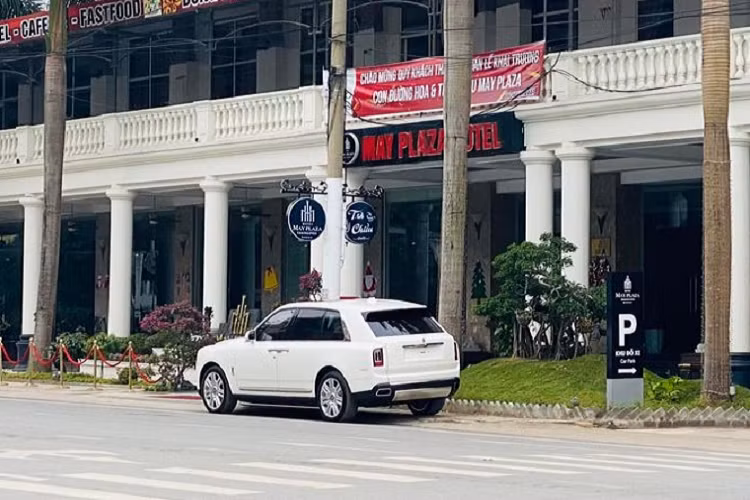 "Trái tim" của Rolls-Royce Cullinan là khối động cơ V12 tăng áp kép, dung tích 6,75 lít cho ra công suất 563 mã lực và mô men xoắn 850 N. Một con số vô cùng ấn tượng với một chiếc SUV siêu sang đúng nghĩa. Hiện tại giá xe Rolls-Royce Cullinan đang được phân phối chính hãng tại Việt Nam với mức từ 41,277 tỷ đồng.