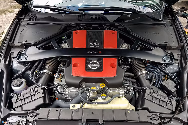 Xe được trang bị khối động cơ mã VQ37VHR được NISMO tinh chỉnh, sản sinh công suất lên đến 355 mã lực, mạnh hơn 18 mã lực so với phiên bản tiêu chuẩn. Mô-men xoắn của xe cũng tăng lên mức 374 Nm so với 365 Nm trên các phiên bản 370Z khác.