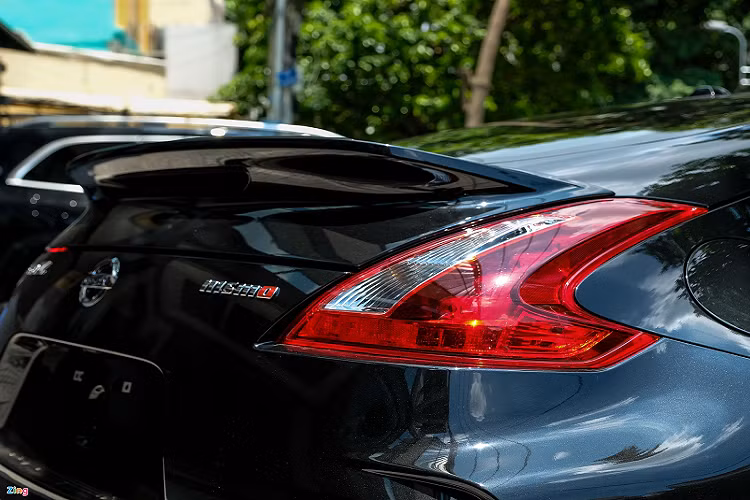 Giống như nhiều mẫu xe do NISMO thiết kế, 370Z NISMO cũng nhận được phần cánh gió đuôi vịt kích thước lớn. Chi tiết này giúp tăng lực ép xuống mặt đường khi xe di chuyển ở tốc độ cao, cũng như tạo điểm nhấn cho chiếc xe thể thao đến từ Nhật Bản.