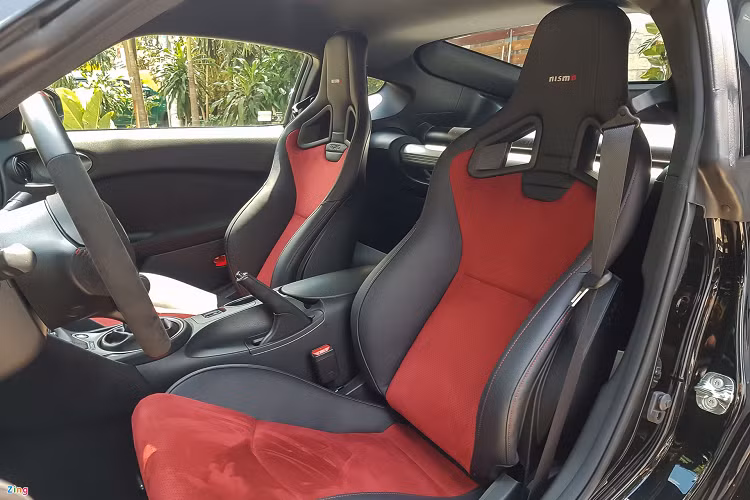 Nội thất của chiếc xe vẫn mang nhiều chi tiết cổ điển. Bộ ghế thể thao của 370Z NISMO được Recaro thiết với Alcantara màu đỏ và da cao cấp màu đen. Giống như nhiều mẫu xe thể thao khác, ghế trên 370Z NISMO vẫn phải chỉnh cơ để tối ưu trọng lượng xe.