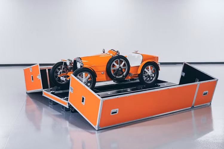 Dù là xe trẻ em, Bugatti Baby II vẫn có thể chở người lớn. Giống như bản gốc, chỉ có 500 chiếc được sản xuất, mỗi chiếc đều có thông số kỹ thuật riêng. Hai năm kể từ khi Baby II được giới thiệu, những chiếc xe đầu tiên mới đến tay khách hàng trong năm nay.