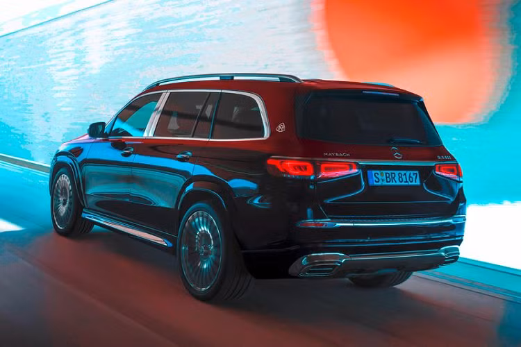 "Trái tim" của Mercedes-Maybach GLS 2021 là động cơ xăng V8, tăng áp kép, dung tích 4.0 lít, tạo ra công suất tối đa 558 mã lực tại tua máy 6.000 - 6.500 vòng/phút và mô-men xoắn cực đại 730 Nm tại tua máy từ 2.500 - 5.000 vòng/phút. Ngoài ra, xe còn có hệ thống mild hybrid EQ Boost 48 V, tạm thời bổ sung 22 mã lực và 250 Nm khi cần thêm sức mạnh.