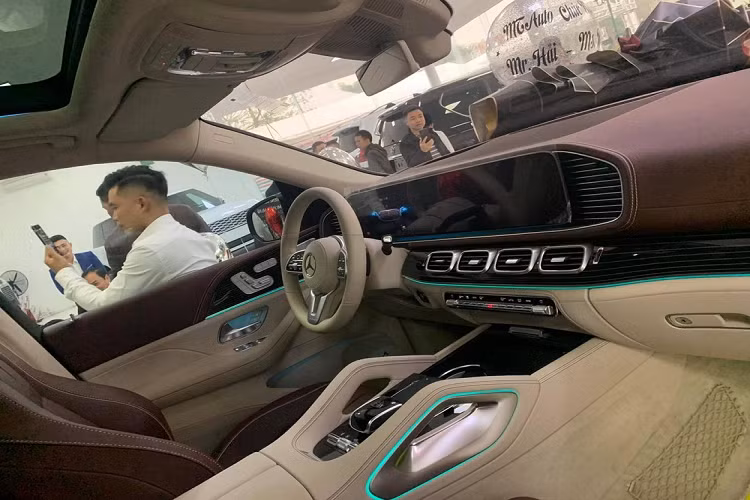 So với GLS tiêu chuẩn, Mercedes-Maybach GLS 2021 không thay đổi kích thước, vẫn sở hữu chiều dài 5.205 mm và chiều dài cơ sở 3.135 mm. Để giúp khách hàng có thể phân biệt với GLS thường, Mercedes-Maybach GLS 2021 được trang bị lưới tản nhiệt đặc trưng với các nan nằm dọc, viền hốc gió, tấm ốp bảo vệ gầm dưới cản trước/sau và cột B mạ crôm sáng bóng cũng như nửa thân xe bên dưới màu đen bóng.