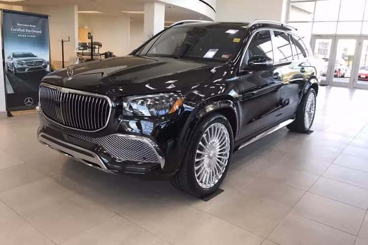 Phần lớn khoang nội thất của Mercedes-Maybach GLS 2021 đều được bọc bằng da Nappa cao cấp, từ mặt táp-lô, vô lăng đến ghế khâu hình hộp. Tiếp đến là những chi tiết ốp gỗ sang trọng, hệ thống đèn viền 64 màu, cửa sổ trời toàn cảnh tiêu chuẩn, 2 màn hình 12,3 inch của hệ thống thông tin giải trí MBUX và bảng đồng hồ hay đồng hồ cơ Maybach Classic với nền màu xanh thẫm, kim màu vàng hồng tương phản dành riêng cho xe.