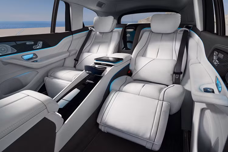 Không chỉ có khoảng duỗi chân thoải mái, ghế sau của mẫu SUV siêu sang này còn có thể ngả 43,5 độ và đi kèm tính năng nhớ vị trí, sưởi, làm mát cũng như mát-xa tiêu chuẩn. Nằm giữa hàng ghế sau là cụm điều khiển trung tâm, tích hợp cả ngăn chứa đồ có khóa hoặc tủ lạnh nhỏ. Ngoài ra, hành khách phía sau còn tìm thấy hộc đựng cốc có tính năng hâm nóng hoặc làm mát đồ uống trên xe.