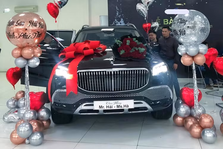 Mới đây, một công ty nhập khẩu tư nhân ở Hà Nội đã tổ chức buổi lễ bàn giao chiếc SUV siêu sang Mercedes-Maybach GLS 600 4MATIC 2021 đầu tiên về nước cho chủ nhân đã đặt mua từ trước. Nguồn tin riêng của chúng tôi cho hay, chủ nhân của chiếc SUV siêu sang Mercedes-Maybach GLS 600 4MATIC 2021 độc nhất Việt Nam hiện tại là một cặp vợ chồng còn khá trẻ và kinh doanh lan đột biến ở Phú Thọ.