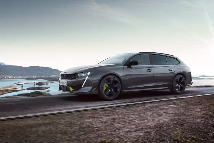 Cả 2 model Peugeot 508 PSE PHEV đời mới cùng sử dụng hộp số tự động 8 cấp và hệ dẫn động 4 bánh toàn thời gian. Nhà sản xuất cho biết xe có khả năng tăng tốc 0-100 km/h trong 5,2 giây và vận tốc tối đa là 250 km/h.