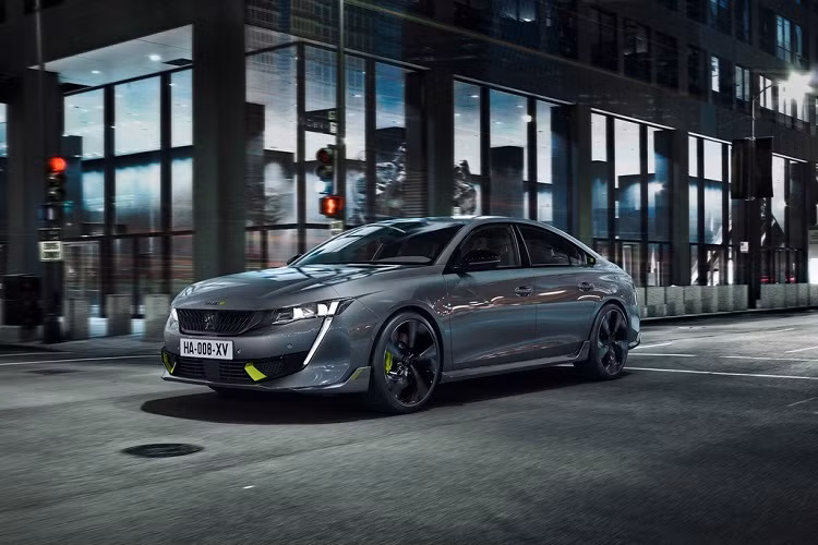 Danh sách tính năng an toàn chủ động trên Peugeot 508 PSE PHEV bao gồm kiểm soát hành trình thích ứng, phanh tự động hạn chế va chạm, cảnh báo lệch làn, hỗ trợ quan sát ban đêm (Night Vision)...