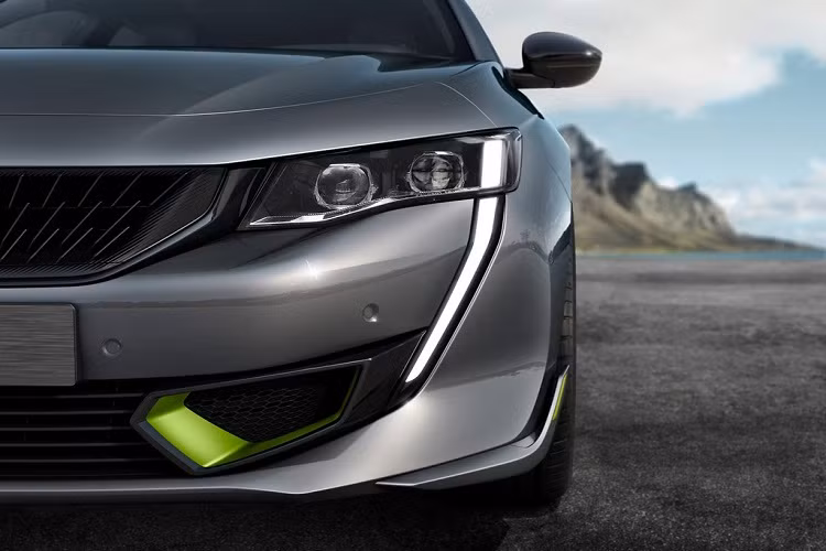 Peugeot cho biết mẫu xe hạng D được trang bị cụm pin dung lượng 11,5 kWh cho khả năng di chuyển thuần điện khoảng 42 km. Với bộ sạc tiêu chuẩn, cần 7 giờ để sạc đầy bộ pin. Thời gian sạc có thể được rút ngắn còn 2 giờ với bộ sạc cao cấp 7 kW.