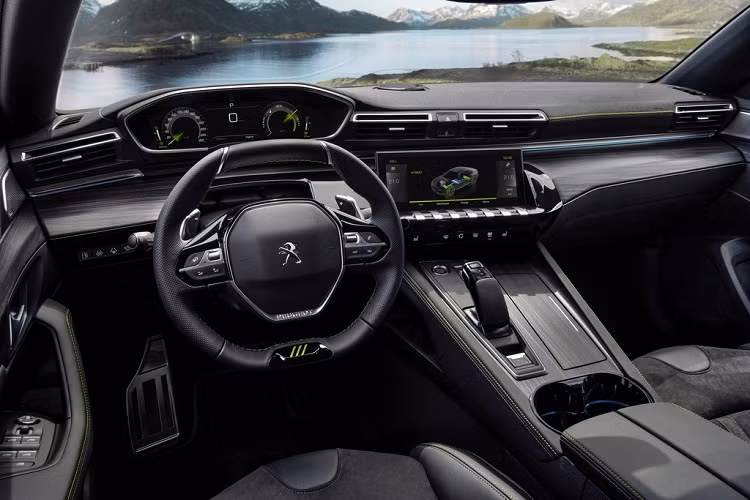 Tương tự ngoại thất, cabin của Peugeot 508 PSE PHEV được bổ sung các chi tiết màu xanh lá để tạo điểm nhấn và phân biệt với model 508 tiêu chuẩn. Nội thất duy trì thiết kế dạng buồng lái ảo i-Cockpit 3D với vô-lăng thể thao, bảng đồng hồ kỹ thuật số và các nút bấm lấy cảm hứng từ bảng điều khiển máy bay. Các tiện nghi cao cấp có màn hình thông tin giải trí 10 inch, HUD, ghế tích hợp sưởi và massage...