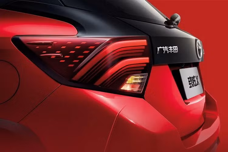 Sự khác biệt của Toyota Yaris L 2022 so với người anh em Vios nằm ở thiết kế đằng sau. Tại đây, chúng ta sẽ bắt gặp cụm đèn hậu riêng với thiết kế khá giống Toyota Yaris đời cũ từng bán ở Việt Nam.