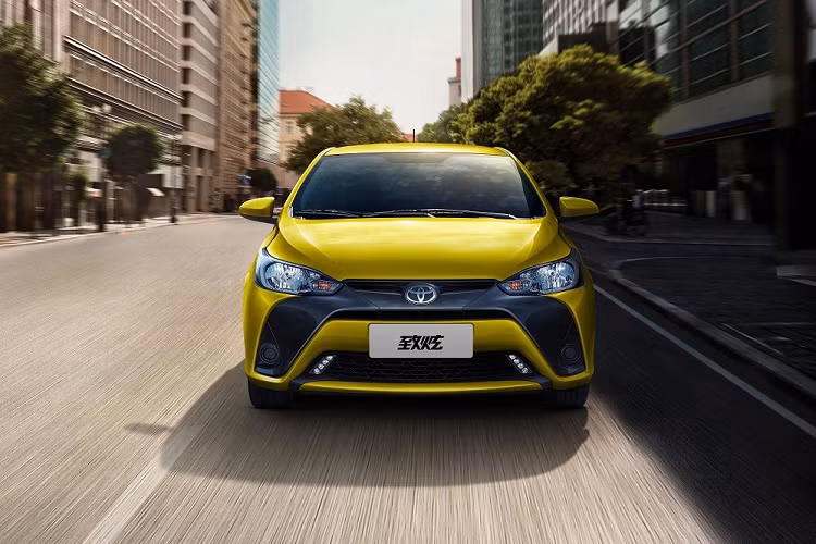 Về kích thước, Toyota Yaris L 2022 tại Trung Quốc sở hữu chiều dài 4.160 mm, chiều rộng 1.700 mm, chiều cao 1.495 mm và chiều dài cơ sở 2.550 mm. So với bản thường, Toyota Yaris L X 2022 có chiều rộng nhỉnh hơn 20 mm. Đồng thời, nếu so với xe ở Việt Nam, Toyota Yaris L 2022 tại Trung Quốc dài hơn 20 mm, ngắn hơn 10 - 30 mm, thấp hơn 5 mm trong khi chiều dài cơ sở giống hệt.