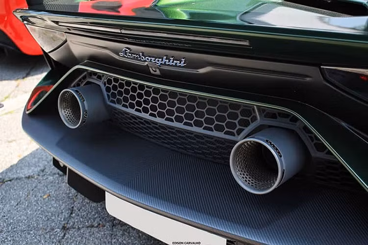 Chưa hết, siêu xe Lamborghini Aventador SVJ còn được trang bị bộ mâm đa chấu kép riêng biệt và lốp Pirelli P Zero Corsa phát triển riêng cho siêu xe này. Trọng lượng khô của Lamborghini Aventador SVJ chỉ dừng ở con số 1.525 kg và các kỹ sư có thể tăng 40% lực ép xuống mặt đường trong khi giảm 1% hệ số lực cản không khí cho xe.
