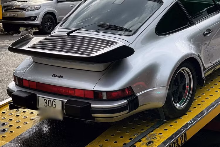 Lời đồn cho rằng cứ có mẫu xe Porsche 911 cũ hoặc mới được rao bán trên thị trường, ông Đặng Lê Nguyên Vũ sẽ cho người đi tìm hiểu và nếu thật sự là hàng hiếm hoặc chỉ đơn giản lọt vào mắt xanh của ông chủ cà phê Trung Nguyên sẽ nhanh chóng có người đến chốt giao dịch.