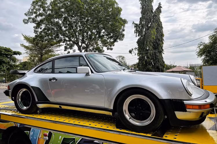 Nói đến những nhà sưu tập xe nổi tiếng ở Việt Nam, không thể bỏ qua đại gia Đặng Lê Nguyên Vũ, Chủ tịch của tập đoàn Trung Nguyên với bộ sưu tập xe được cho là có tổng trị giá gần 500 tỷ đồng. 