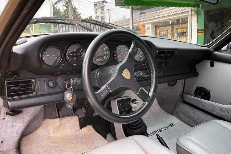 Dù không tiết lộ giá xe Porsche 930 Turbo nhưng người này cho biết, con số cuối cùng mà Chủ tịch Trung Nguyên bỏ ra sẽ khiến không ít người ngạc nhiên vì độ chịu chơi. Tầm số tiền này, nhiều khách hàng sẽ chọn mua Porsche 911 Carrera GTS hay sở hữu Porsche 911 Carrera mui trần đã bao gồm chi phí ra biển số.