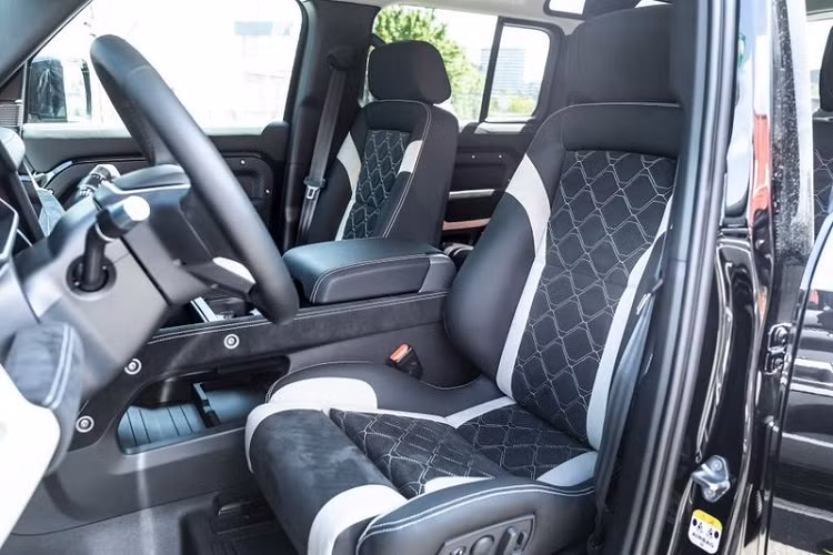 Dự án mới của Manhart là một trong số đó, hãng đã bắt đầu với chiếc Defender P400 AWD đời mới dùng động cơ tăng áp 3.0L 6 xi-lanh sản sinh công suất 400 mã lực và mô-men xoắn cực đại 550 Nm.