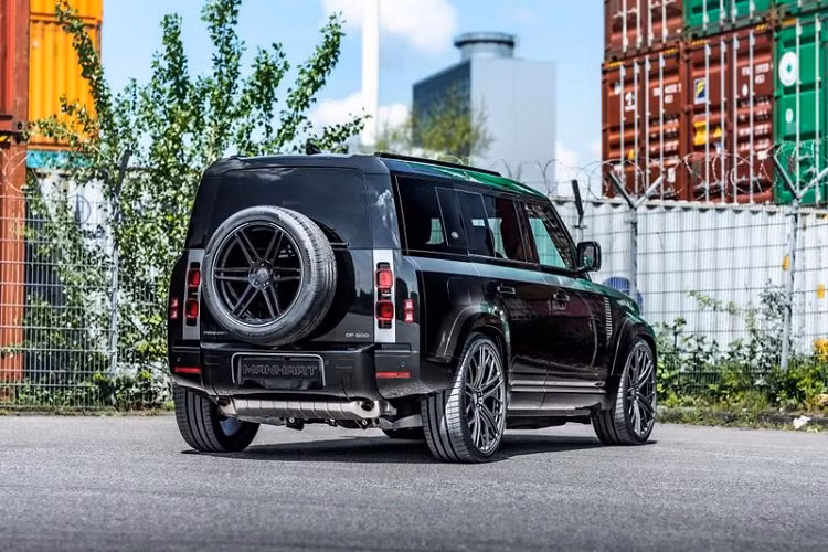 Diện mạo của Land Rover Defender càng thêm ấn tượng với bộ la-zăng kích thước 24 inch bọc trong lốp 295/30, hoặc loại 22 inch nhỏ hơn kèm lốp 295/40. Khách hàng cũng có thể đề nghị sơn nắp động cơ và phần mở rộng của vòm bánh xe trong màu đen bóng để tăng sự thể thao, hoặc dán thêm decal trang trí cho chiếc SUV.