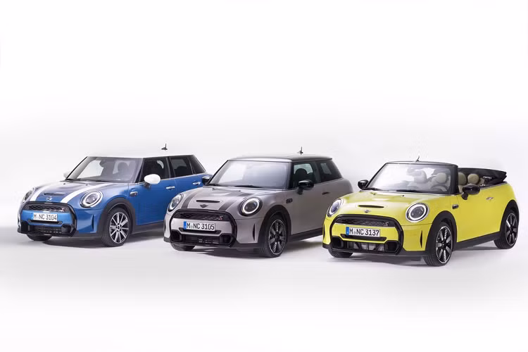 Mini mới có tổng cộng 3 màu sơn ngoại thất, gồm xanh Island Blue, xám Rooftop Grey và vàng Zesty Yellow. Mini cũng mang tới 5 tùy chọn kiểu dáng mâm khác nhau.
