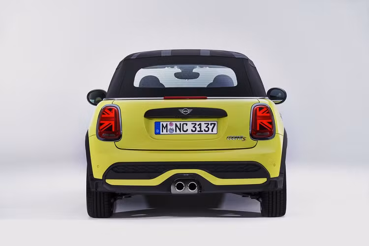 Giá xe Mini Convertible 2022 có mức bán khởi điểm 22.900 USD (khoảng 508 triệu đồng) tại Mỹ, tăng 500 USD so với đời cũ. Phiên bản mui trần có mức giá đắt hơn, lên đến 27.900 USD.