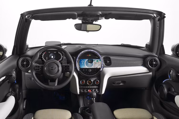 Mini 2022 được trang bị vô lăng bọc da Nappa, hệ thống đèn nền được mở rộng đến 12 màu. Các chi tiết thay đổi khác có thể kể đến như khe gió thiết kế mới, màn hình giải trí mới kích thước 8,8 inch.