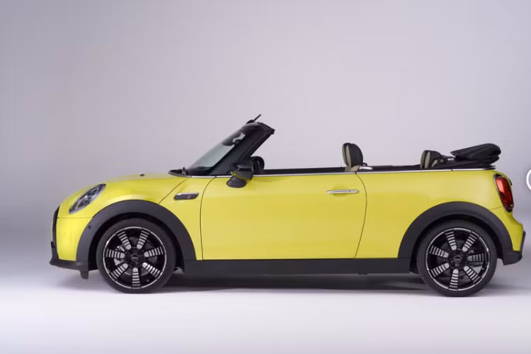 Nhìn từ bên hông có thể thấy Mini 2022 có viền hốc bánh mới trông nhẹ nhàng hơn đời cũ. Đèn báo rẽ trên thân xe cũng được sửa đổi đôi chút.