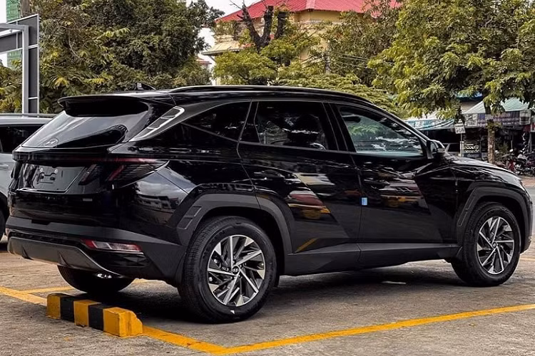 Nội thất của Hyundai Tucson 2022 cũng nhận được nhiều thay đổi đáng kể, bao gồm màn hình đa thông tin 10,3 inch nằm sau vô lăng, hệ thống đèn nội thất, ghế bọc da, vải giả da trên bảng táp-lô và tấm ốp cửa. Khu vực bảng điều khiển trung tâm trông gọn gàng hơn nhờ cách bố trí các nút bấm vật lý theo một khối rõ ràng.