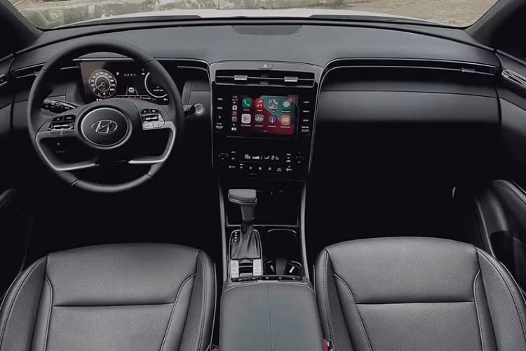 Hyundai Tucson 2022 vẫn sử dụng ba loại hộp số tương tự như thế hệ tiền nhiệm, bao gồm hộp số tự động 6 cấp, hộp số tự động 8 cấp và hộp số tự động ly hợp kép 7 cấp. Cả 4 phiên bản với cấu hình động cơ khác nhau này đều được sản xuất tại Việt Nam, tuy nhiên TC Motor hiện chưa công bố bất kỳ thông tin nào về Hyundai Tucson 2022.