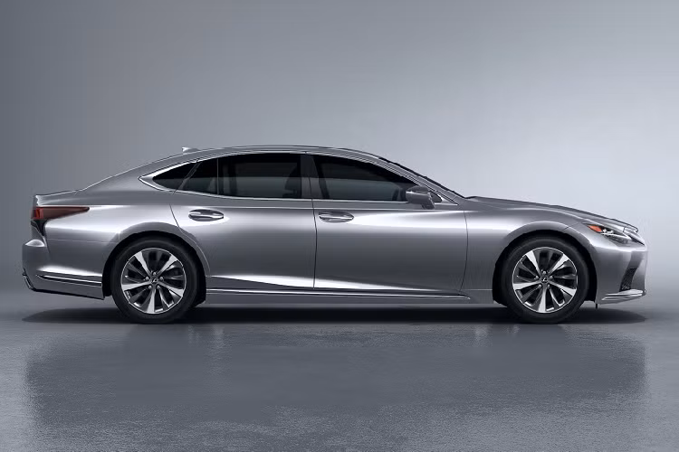 Website chính thức của Lexus cũng giới thiệu một số trang bị khác có sẵn trên LS 500h bao gồm hệ thống ghế ngồi bọc da, ghế lái chỉnh điện 28 hướng có chức năng massage với đệm dưới mở rộng và ghế sau có sưởi.