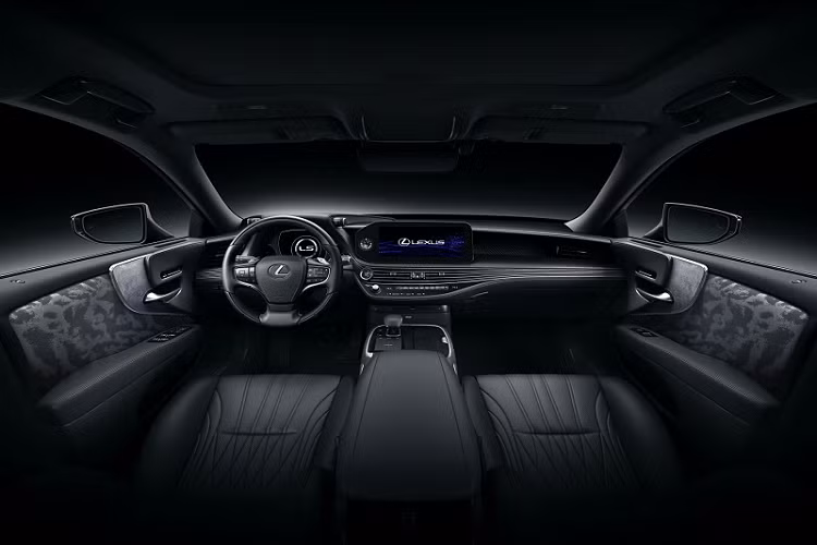 Mức giá bán này được cho là khá hợp lý khi mẫu xe sang Lexus LS 500h 2021 nhận được một số tính năng trang bị đáng chú ý như Upgrade Package, hệ thống treo khí nén, bánh xe 20 inch, màn hình quan sát toàn cảnh và các chi tiết trang trí gỗ trong khoang nội thất.