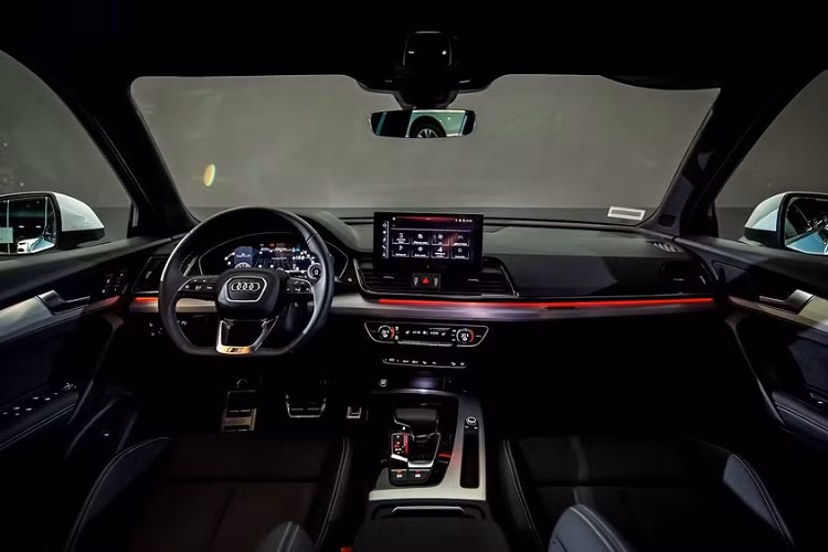 Bước vào bên trong, nội thất của mẫu xe sang Audi Q5 Sportback 2021 hướng tới nét hiện đại và thể thao.