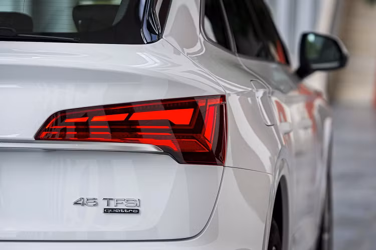 Xe có khả năng tăng tốc từ 0 – 100 km/h trong vòng 6,3 giây trước khi đạt tốc độ tối đa là 236 km/h, theo công bố của nhà sản xuất. Bên cạnh đó, Audi Q5 Sportback 2021 còn được trang bị hệ thống điện Mild Hybrid 12V giúp tiết kiệm nhiên liệu và có khả năng nạp lại năng lượng sinh ra trong quá trình phanh vào ắc quy.