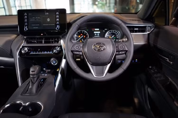 Vì vậy, một số chuyên gia đã suy đoán rằng phiên bản facelift của Toyota Harrier 2021 - dự kiến ra mắt vào năm 2023 - sẽ được bổ sung động cơ tăng áp 2.4L từ Lexus NX 200t hoàn toàn mới. Trên NX, cỗ máy tăng áp tạo ra công suất 279 mã lực và mô-men xoắn 430 Nm, đi kèm là hộp số tự động 8 cấp.