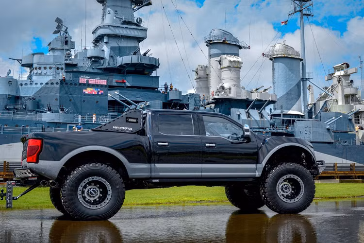 MegaRexx, một hãng độ có trụ sở lại North Carolina, đã mang gói trang bị MegaRaptor lên chiếc Ford F-250 Super Duty Platinum mới.