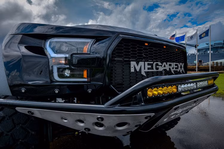 MegaRexx cũng thay đổi hệ thống đèn pha thiết kế Anzo từ dòng F-150. Đầu xe được lắp thêm tấm bảo vệ gầm cùng dải đèn pha trợ sáng LED công suất lớn.