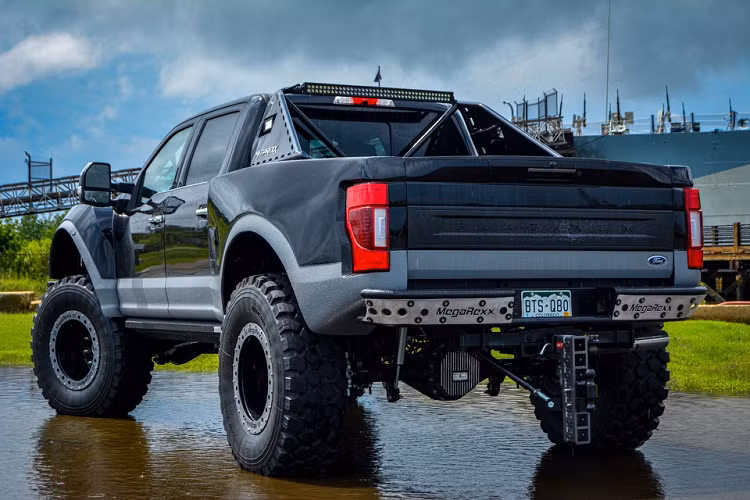 MegaRexx không đề cập đến việc nâng cấp hiệu suất và giá xe Ford F-250 MegaRaptor. Nhưng quá trình nâng cấp kéo dài trong 2 đến 3 tháng, tùy thuộc và nhu cầu của từng khách hàng.