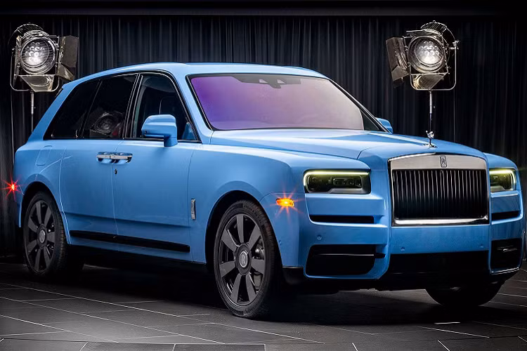Một trong những yếu tố đặc trưng của Rolls-Royce chính là tùy biến và cá nhân hóa. Có hàng trăm loại hình tùy chọn cho khách hàng, từ vân gỗ, da ghế đến ngoại thất. Nhằm đáp ứng nhu cầu đó, hãng xe Anh quốc vừa bổ sung bộ sưu tập màu ngoại thất mới cho chiếc SUV siêu sang Rolls-Royce Cullinan.