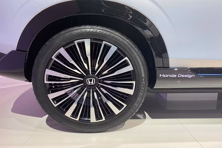 Nhìn thoáng qua, chúng ta sẽ thấy Honda SUV e:prototype sở hữu thiết kế khá giống với SUV e:concept ra mắt năm ngoái. Tuy nhiên, khác với SUV e:concept, SUV e:prototype được thiết kế theo phong cách của Honda HR-V thế hệ mới và trông như đã sẵn sàng lên dây chuyền sản xuất thương mại. Điểm nhấn của Honda SUV e:prototype nằm ở thiết kế đầu xe táo bạo. Tại đây, chúng ta sẽ bắt gặp cụm đèn pha với tạo hình chữ "U" độc đáo, nối liền với dải đèn LED định vị bên trên.