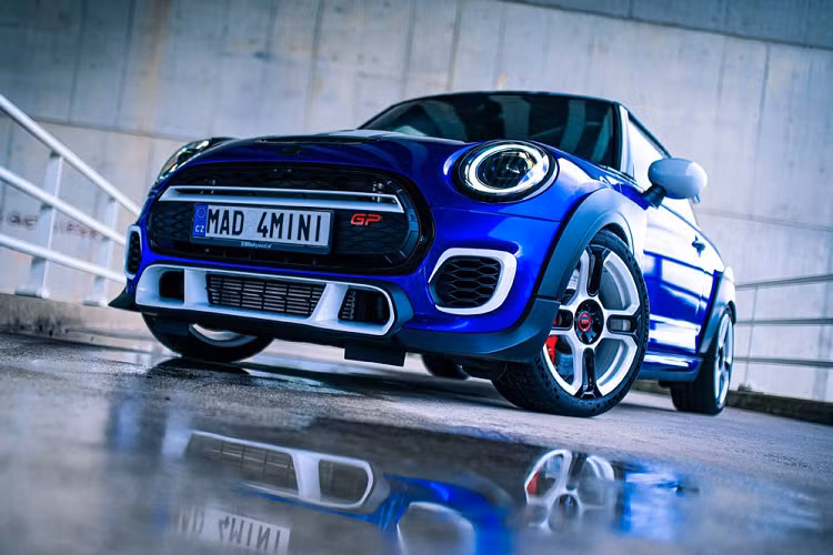 Beek Auto Racing cho biết bản nâng cấp được phủ dàn tem trùm theo phong cách xe hothatch thể thao thiết kế bởi Frank Stephenson, người từng tham gia vào quá trình chấp bút cho MINI Cooper thế hệ đầu tiên.