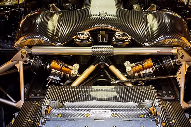 Koenigsegg Regera có khả năng tăng tốc từ vị trí xuất phát lên 100 km/h trong thời gian 2,8 giây trước khi đạt vận tốc tối đa 400 km/h. Koenigsegg Regera có khả năng tăng lực ép xuống mặt đường 450 kg khi đạt tốc độ 250 km/h.