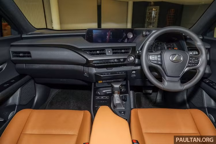 Lexus UX được định vị là một mẫu crossover hạng sang cỡ nhỏ và cạnh tranh trực tiếp với những tên tuổi như BMW X1, Mercedes-Benz GLA, Audi Q3 hay Volvo XC 40.